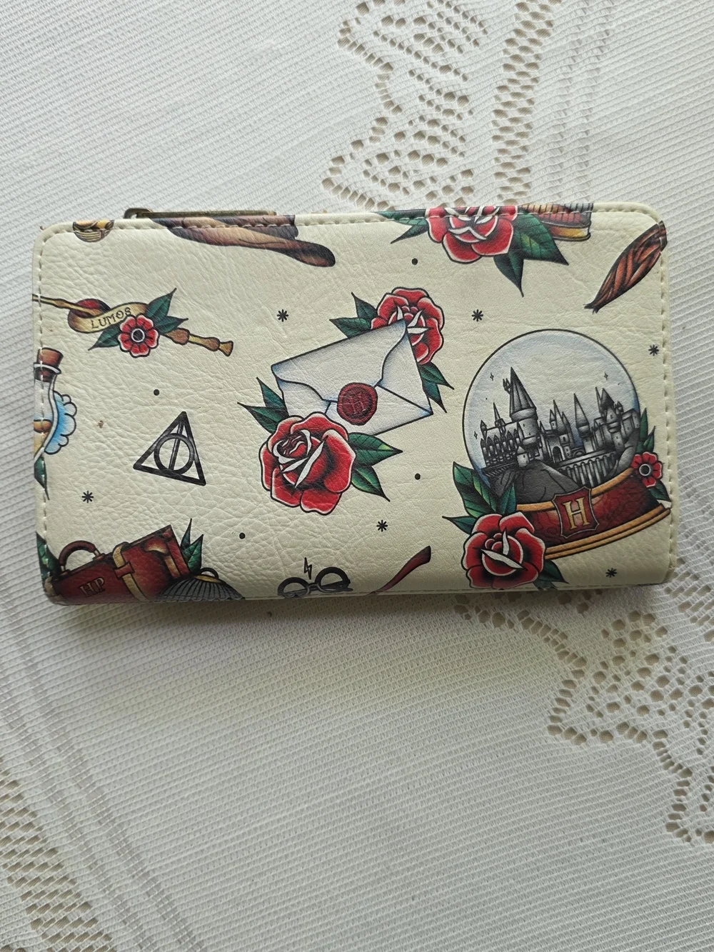 Harry Potter Loungefly Cream Wallet with Red Rose Print - Picture 4 of 10